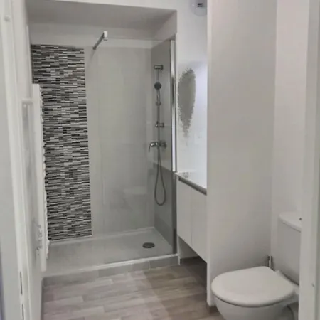 Studio Dans Une Avec Piscine Διαμέρισμα *